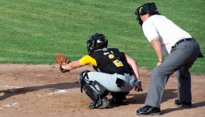 success-tips-for-baseball-catches-bat