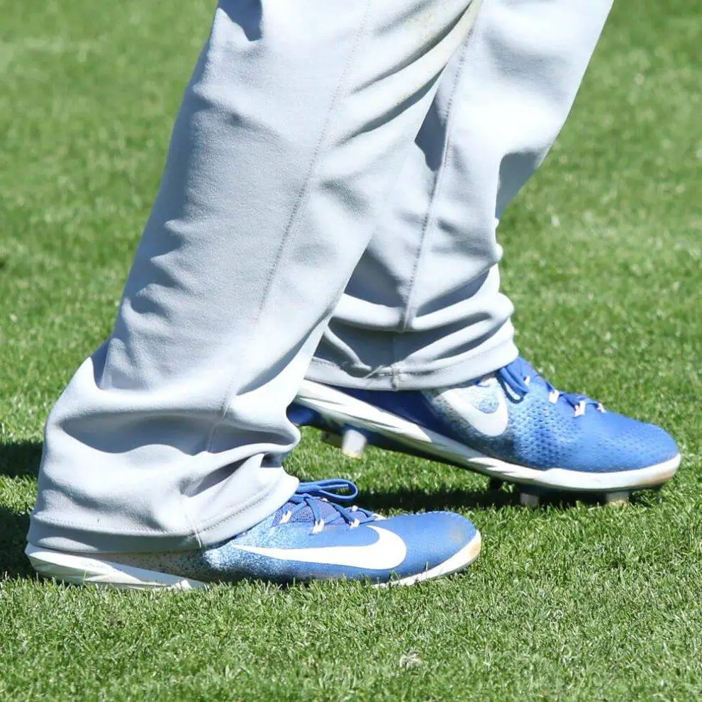 size 7 wide baseball cleats